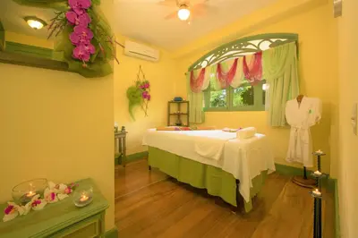 a bedroom with a bed and a window and a dresser at Hotel Casa Turire in Turrialba