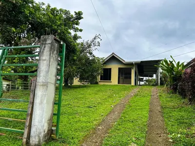 a fence in front of a house at Cabaña La Conquista in Sarapiquí