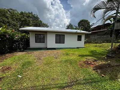 a small white house sitting on top of a yard at Sonrisas del Arenal, cerca de La Fortuna de SC in Chachagua