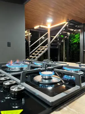 a gas stove top with blue burners in a kitchen at Pozas y Cascadas La Presa Habitación 4 in Río Cuarto