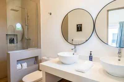 a bathroom with two sinks and a mirror at Triskele Retreat - Casa Ocean in Esterillos