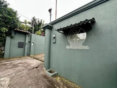 a green wall with a sign on the side of a building at Room B – Perfect Rest in Heredia in Flor