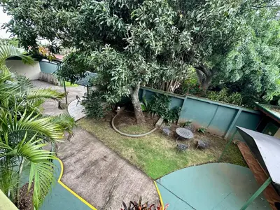 a garden with a tree and a fence at Room C – Perfect Rest in Heredia in Flor