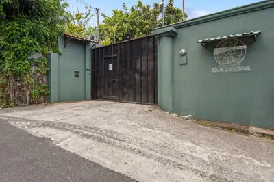 a garage with a black gate and a driveway at Relaxing H-I Heredia Apartment in Flor