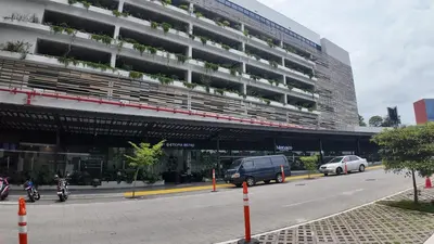 a large building with cars parked in front of it at Apartment with air conditioning and 20 minutes from the airport in San José