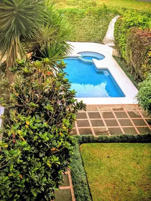 an overhead view of a swimming pool in a garden at Habitación privada en La Sabana in San José