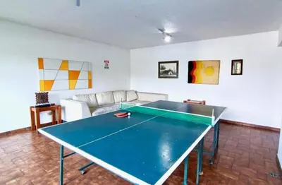 a ping pong table in a living room at Habitación privada en La Sabana in San José