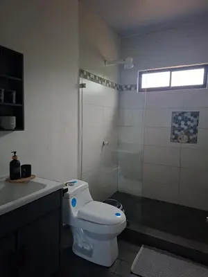 a bathroom with a white toilet and a shower at Villa Kaza Proyecto in Santa María