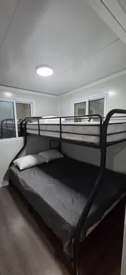 a bedroom with two bunk beds in a room at contenedor estudio in Tilarán