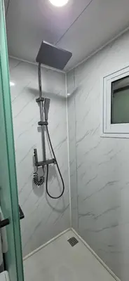 a shower with a light on the wall at contenedor estudio in Tilarán