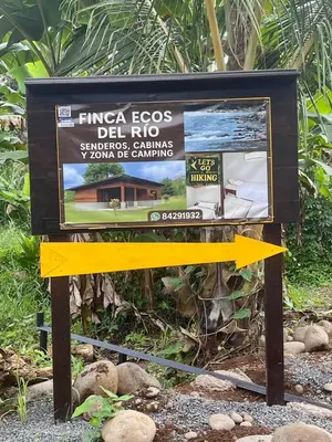 a sign on the side of a road at Cabaña Ecos del Río in Jabillos