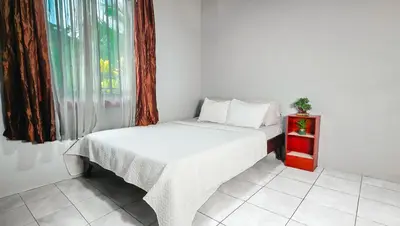 a small bedroom with a bed and a window at Cabaña Ecos del Río in Jabillos
