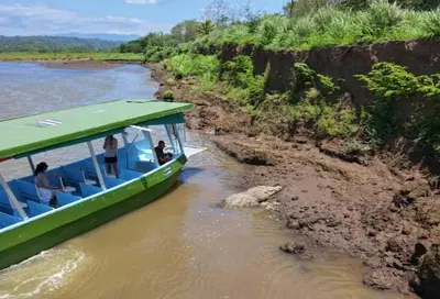 a group of people on a boat on a river at Casa Rural Los Almendros - Tarcoles in Capulín