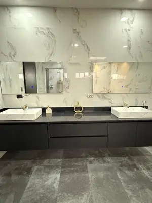 a bathroom with two sinks and a large mirror at Penthouse 333 in Escazu