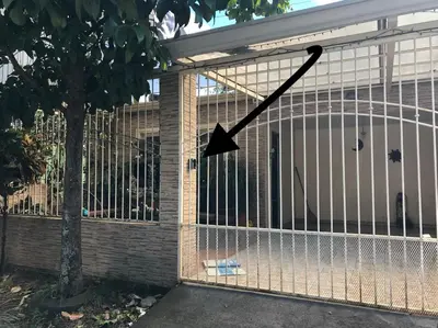 a clock on the side of a building next to a fence at Apartamento San Juan in Santa Bárbaraa