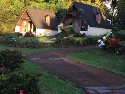 a home with a pathway leading to a house at Villa Calas in Vara Blanca