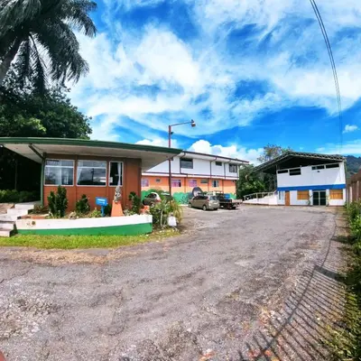 a house on the side of a road at Hotel Geliwa in Turrialba