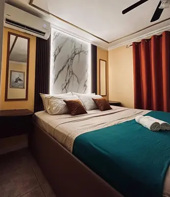 a bedroom with a large bed with a window at Apartments for vacation by the Pasifc in Coco
