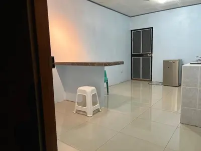 a room with a table and a stool on the floor at Apartamento Río Niño in Upala