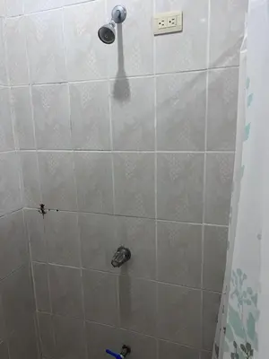 a tiled shower with a shower head in a bathroom at Apartamento Río Niño in Upala