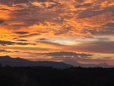a sunset with mountains in the background at Apartamento Río Niño in Upala