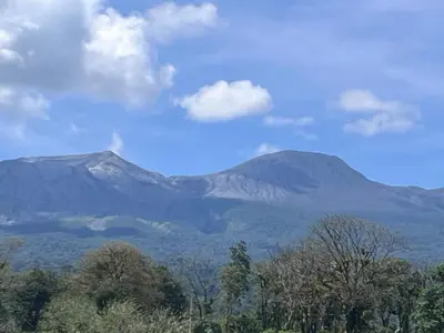 a view of two mountains with trees in the foreground at Apartamento Río Niño in Upala