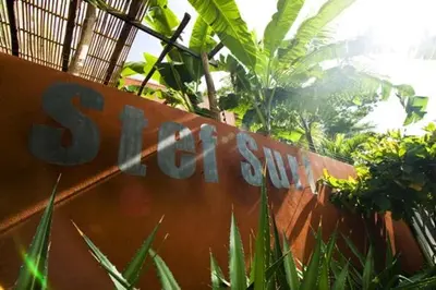 a sign for a garden with plants on a wall at Stef Surf Villa El Delfin in Potrero