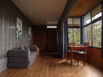 a living room with a couch and a table at Hospedaje Oropéndola in Quesada