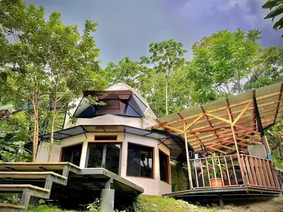 a small house with a large window and a balcony at Dome 2 in Rivas