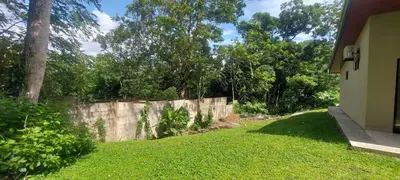 a backyard with a retaining wall and a fence at Bosquelago houserental in Tronadora