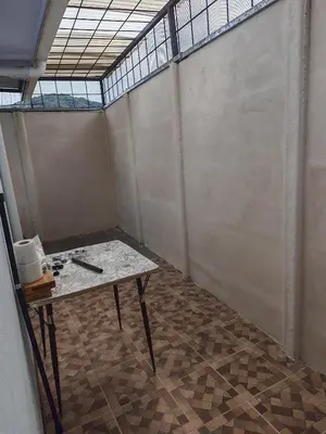 a room with a table and a wall at Pequeña Casita Karina in Nicoya