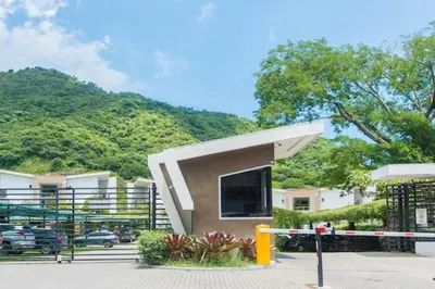 a building with a flat screen tv in a parking lot at Apartamento moderno con vista al río, piscinas y gym Costa Rica in Santa Ana