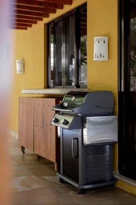a kitchen with a stove and a counter in a room at Casa Mareas in Dominicalito
