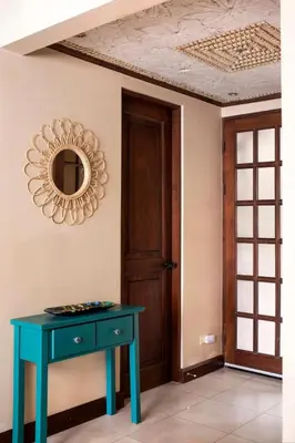 a room with a blue table and a mirror at Casa Mareas in Dominicalito