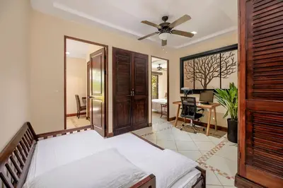 a bedroom with a bed and a ceiling fan at Casa Mareas in Dominicalito