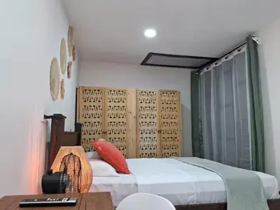 a bedroom with a bed with a table and a table sidx sidx sidx at Habitaciones Smith in San José