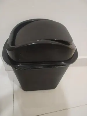 a black bowl sitting on top of a table at Habitaciones Smith in San José