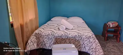a small bed with two towels on top of it at cabaña Carol in Rio Celeste
