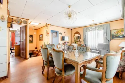 a dining room with a table and chairs at Vilma Friendly Guesthouse - RB in San José