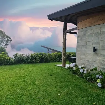 Cabaña Moderna de Montaña en Zarcero con Vistas y Bosque Neblinoso