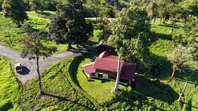 an overhead view of a house with a red roof at San Vicente Mountain in Colón