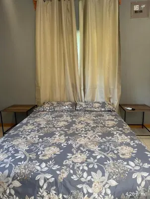 a bedroom with a bed with a blue and white comforter at Casita colibri in Savegre
