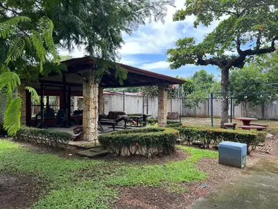 a gazebo with a bench and a picnic table at Casa Lapa Herradura Completa in Herradura