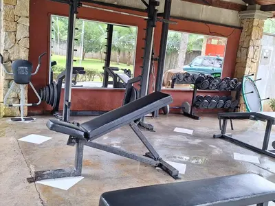 a gym with a bench and dumbbells at Casa Lapa Herradura Completa in Herradura