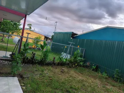a fence in front of a yard with plants at La Fortuna Brisas del Recuerdo in Fortuna