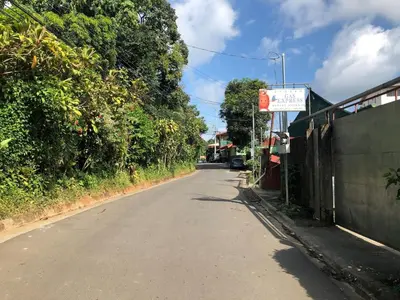 an empty street with a sign on the side of the road at Finca Los Mangos in Quepos
