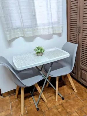 a table and two chairs with a potted plant on it at Habitación Sabana in San José