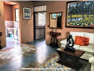 a living room with a couch and a table at Paseo de Damitas in Quepos