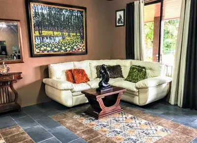 a living room with a couch and a table at Paseo de Damitas in Quepos