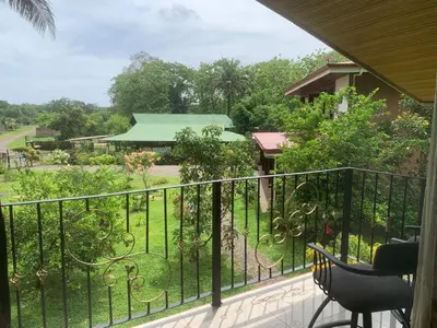 a balcony with a view of a garden at Apartamento Paseo Damitas in Parrita